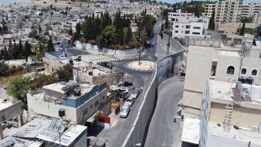 In al-‘Izariyya, the Separation Wall blocks off the main road to Jerusalem